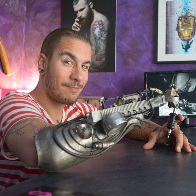 Un tatoueur amputé a une prothèse lui permettant de réaliser de