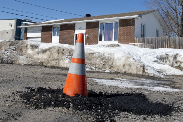 1362133-cone-ete-enseveli-sous-bitume