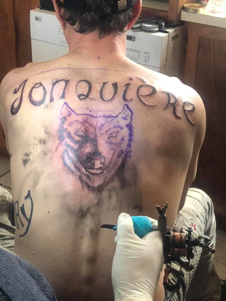 Il Se Fait Tatouer Jonquiere En Geant Dans Le Dos Et Sa Publication Devient Virale Petit Petit Gamin